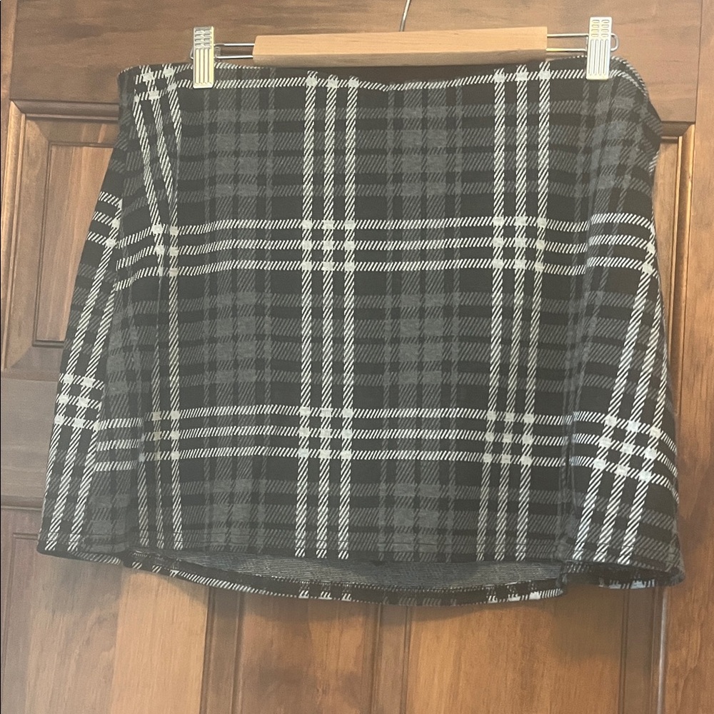 American Eagle Outfitters Plaid Mini Skort in Black and White
